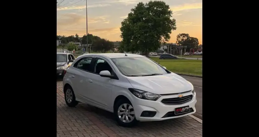 Chevrolet Onix HATCH LT 1.0 8V FlexPower 5p Mec.  - Branca - 2016/2017