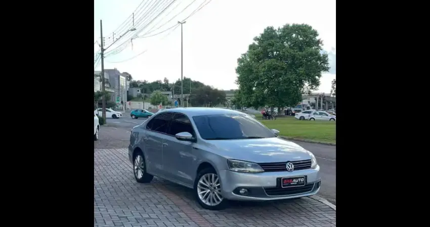 Volkswagen Jetta Highline 2.0 TSI 16V 4p Tiptronic  - Prata - 2011/2012