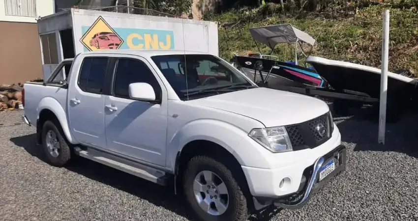 Nissan Frontier  XE CD 4x2 2.5 TB Diesel - Branca - 2011/2011