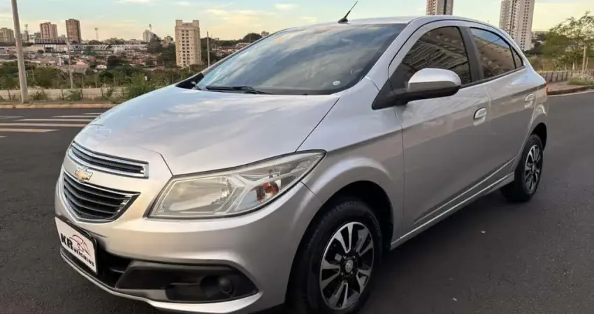Chevrolet Onix 1.0MT LT 2014 - Prata - 2013/2014