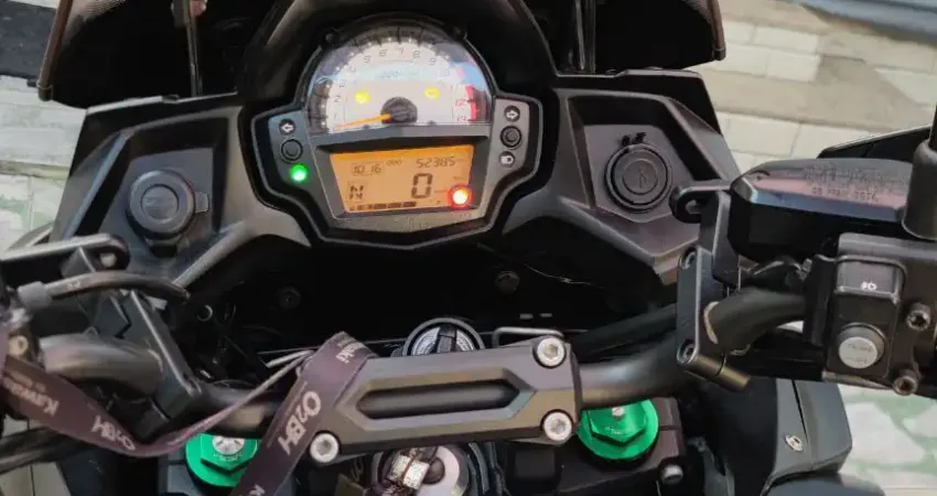 Kawasaki Versys tourer ano 2019, cor cinza grafite.