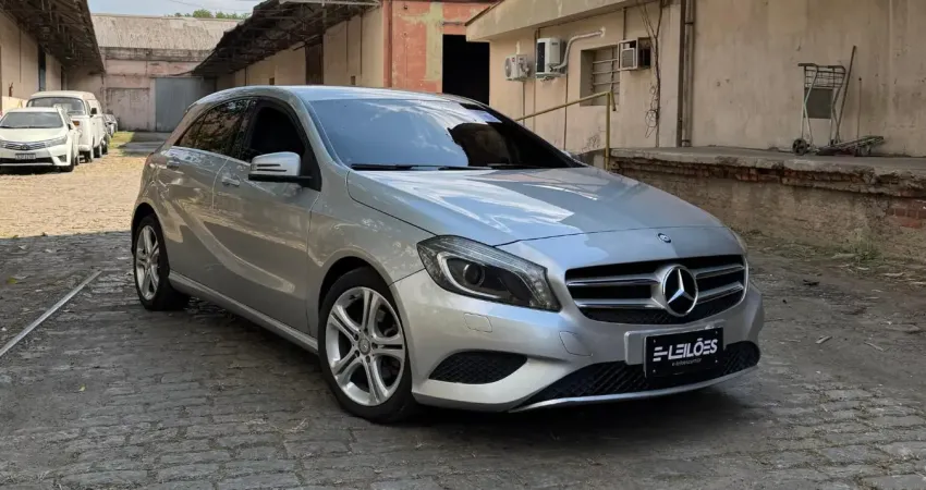 MERCEDES-BENZ M. BENZ A200TURBO 2014 SAO PAULO-SP Ano/Mod: 2013/2014 Cor: Prata