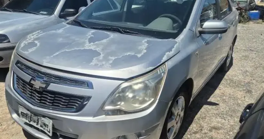 Um Veículo marca GM, modelo COBALT 1.8 LT, cor preta 2013/2013