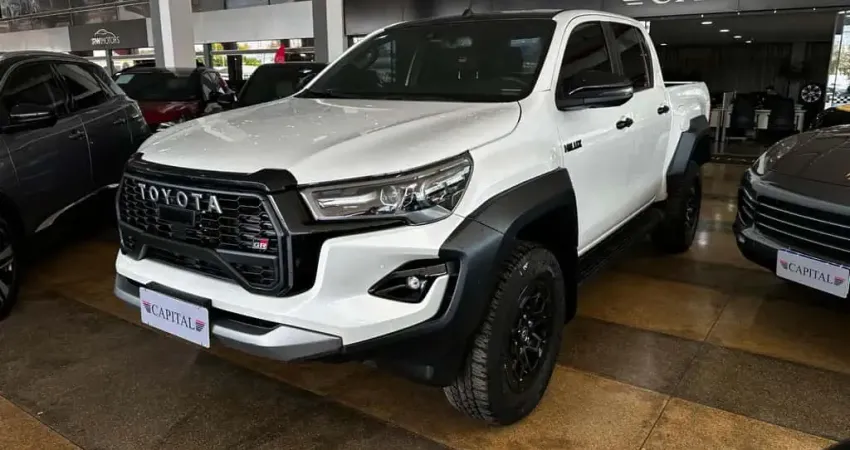 Toyota Hilux 2.8 D-4D TURBO DIESEL CD GR-S 4X4 AUTOMÁTICO - Branca - 2023/2024