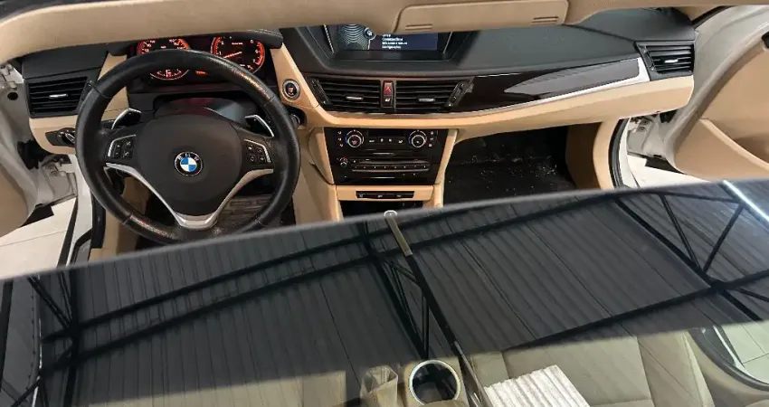 BMW X1 2015 COM TETO SOLAR BANCO CARAMELO