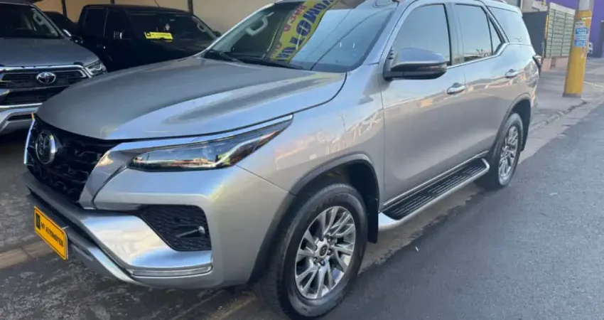 TOYOTA HILUX SW4 2.8 D-4D TURBO DIESEL SRX 7L 4X4 AUTOMÁTICO