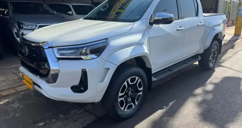 TOYOTA HILUX 2.8 D-4D TURBO DIESEL CD SRX PLUS 4X4 AUTOMÁTICO