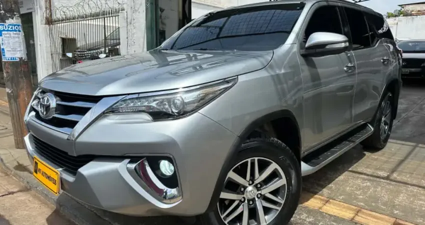 TOYOTA HILUX SW4 2.8 SRX 4X4 7 LUGARES 16V TURBO INTERCOOLER DIESEL 4P AUTOMÁTICO