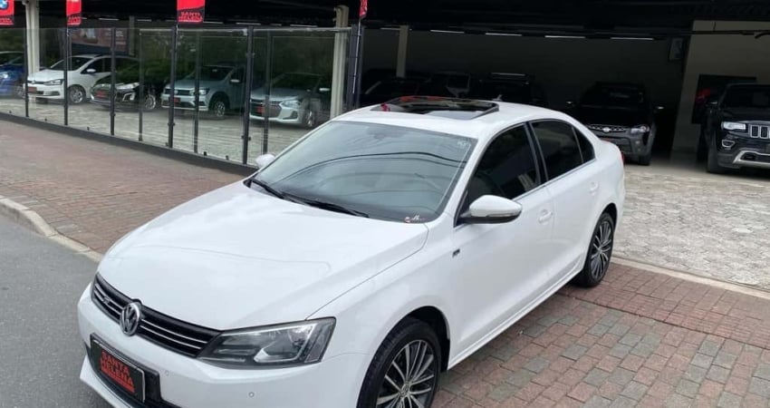 Volkswagen Jetta /VW  2.0T - Branca - 2013/2013