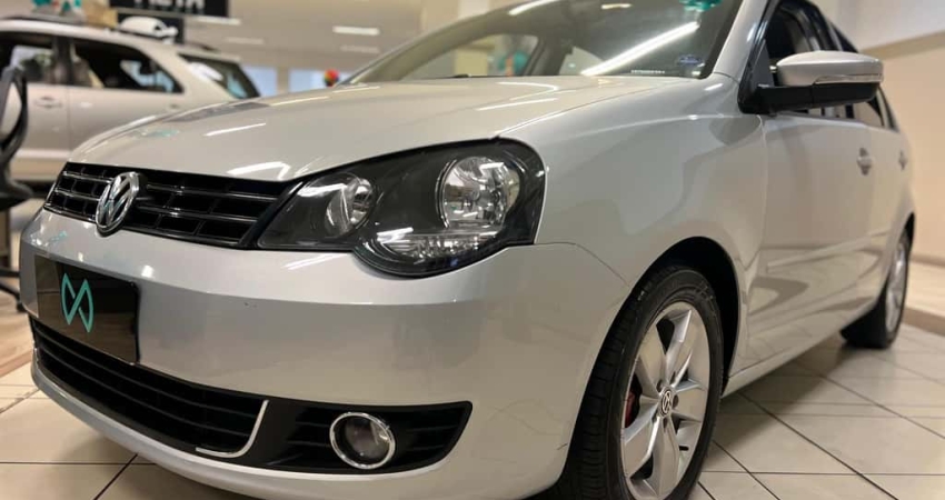 Volkswagen Polo Sedan 1.6 Mi Total Flex 8V 4p  - Prata - 2012/2013