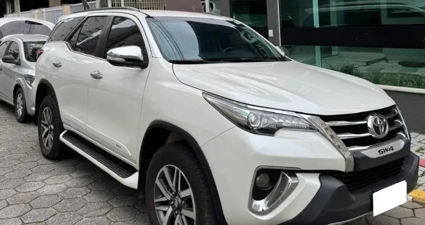 TOYOTA HILUX SW4 BRANCA 2017 - ITAPEMA, SC