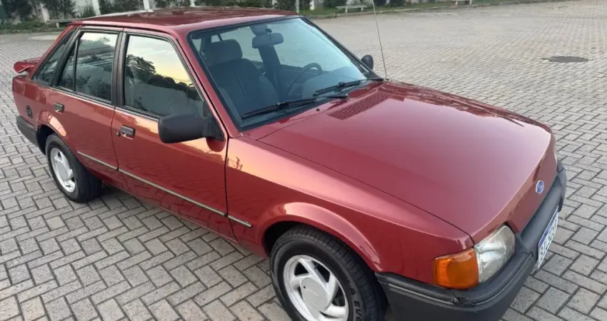 Ford Escort 1.8 Guarujá 4 portas Completo