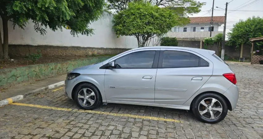 veiculo de procedencia ,todas as revisões feitas em autorizada,não possui sinistro.a baixo da tabela