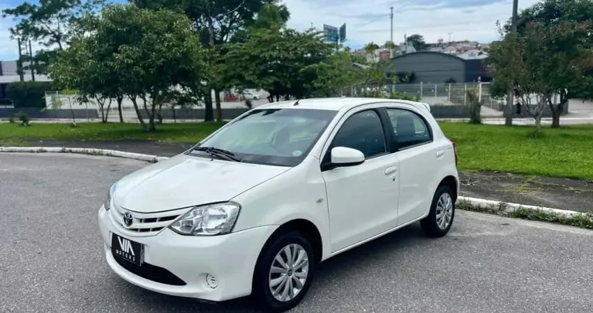 Toyota Etios XS 1.5 FLEX - Branca - 2015/2016