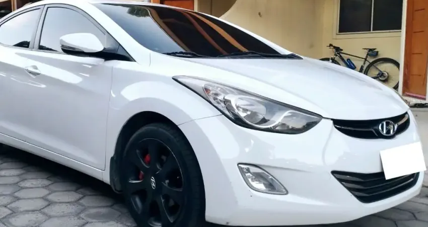Hyundai Elantra GLS 1.8 Automático 2013 Branco - Motor e Câmbio Excelentes, 4 Pneus Novíssimos e Rev