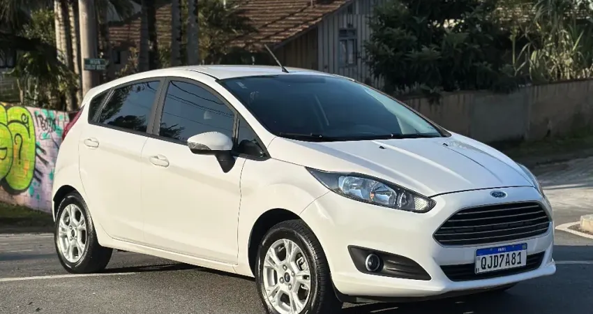 CARRO DE ESTREMA QUALIDADE  PARA PESSOAS EXIGENTES   4 pneus novos Rodas de liga leve Todos os vidro