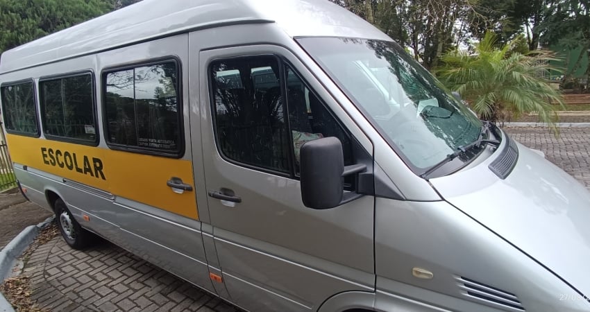 Sprinter 313 escolar 10/10 com 20 lugares.