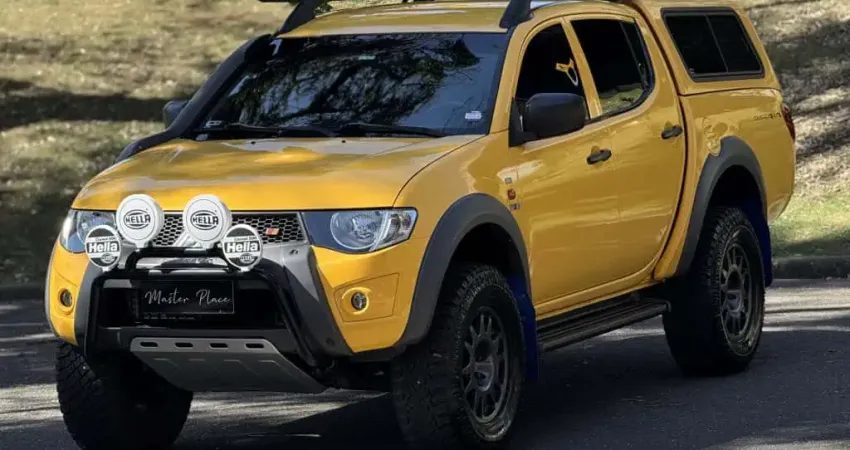 MITSUBISHI L200 SAVANA 3.2 4X4 DIESEL - IMPECÁVEL