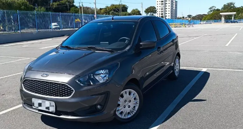 Ford Ka plus. Comando no volante. 