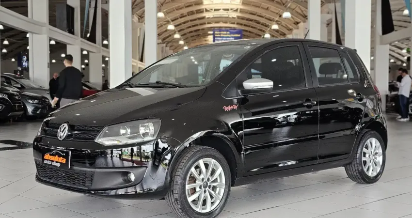 VOLKSWAGEN FOX 1.6 MI ROCK IN RIO 8V FLEX 4P MANUAL 2014,se destaca por ser uma série especial com v