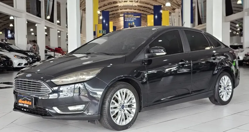 FORD FOCUS 2.0 SE PLUS 16V FLEX 4P POWERSHIFT 2018,um hatch médio que se destaca por entregar uma di
