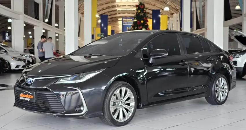 TOYOTA COROLLA 1.8 VVT-I HYBRID FLEX ALTIS CVT 2023,um sedã médio que se destaca por ser um dos pion