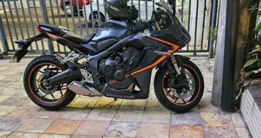 Moto Honda CBR 650R, ano 2020, modelo 2021, cinza/laranja, sem queda.