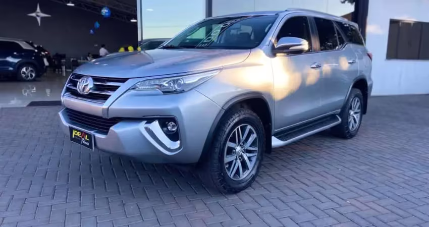 Toyota Hilux SW4 SRX - Prata - 2018/2018