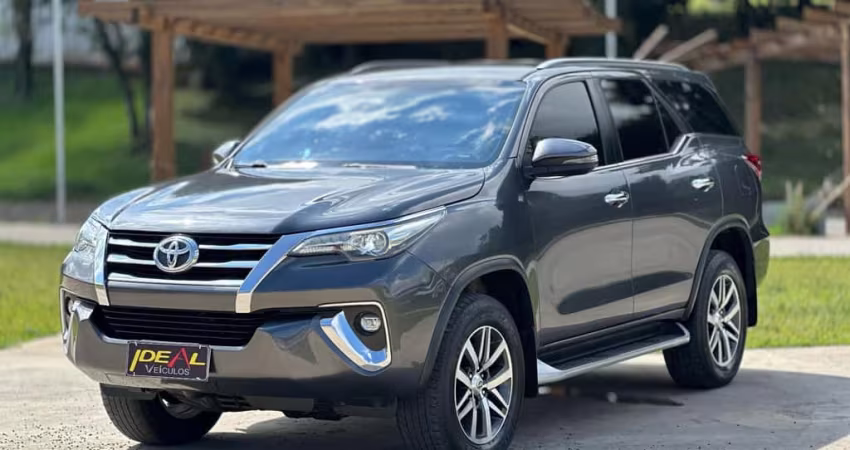 Toyota Hilux SW4 SRX 4x4 2.8 TDI 16V Dies. Aut.  - Cinza - 2017/2018