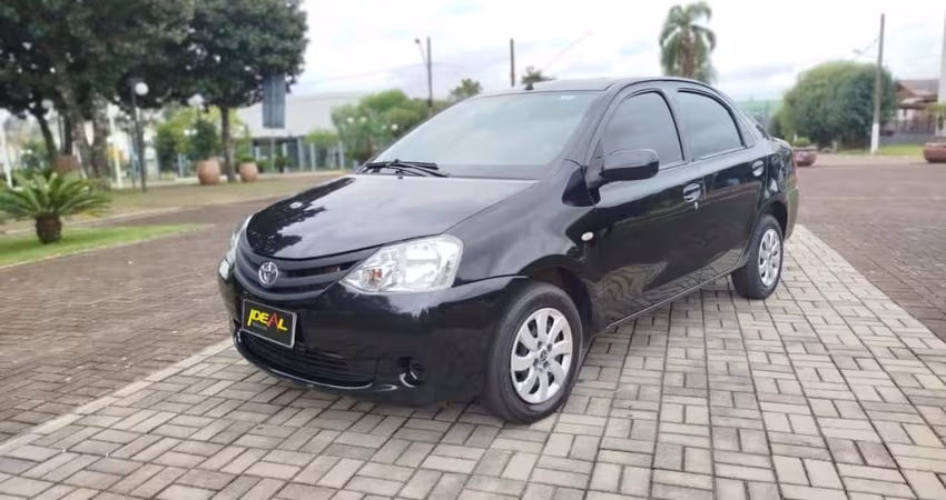 Toyota Etios SD XS - Preta - 2012/2013