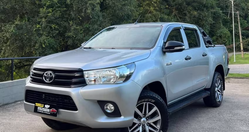 Toyota Hilux CD 4x4 2.8 Diesel Mec.  - Prata - 2017/2017