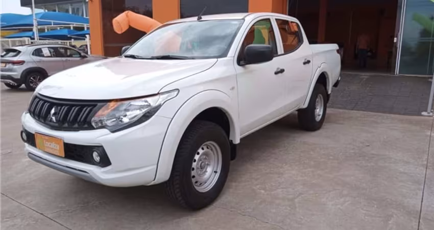 Mitsubishi L200 triton 2023 2.4 16v turbo diesel gl cd 4x4 manual