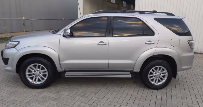 Toyota Hilux SW4 SR 4x2 2.7/ 2.7 Flex 16V Aut.