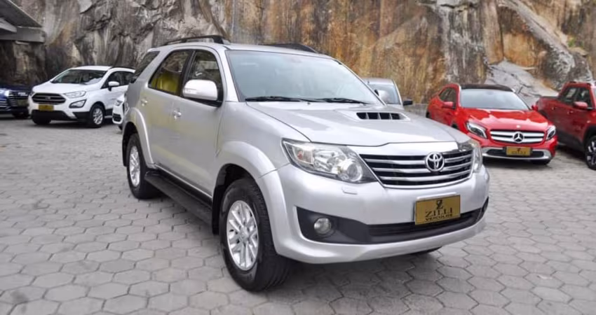 Toyota Hilux SW4 SRV 3.0 4X4 AT (7L) - Prata - 2012/2012