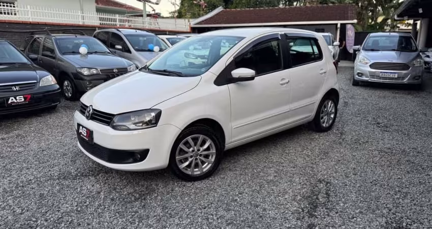 Volkswagen Fox 1.0 Mi Total Flex 8V 5p  - Branca - 2013/2014