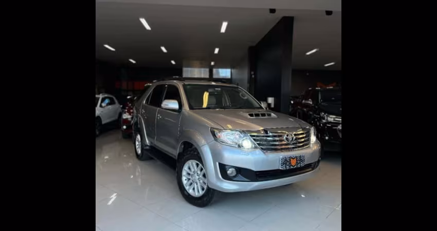 Toyota HILUX SW4 3.0 SRV 4X4 7 LUGARES 16V TURBO INTERCOOLER DIESEL 4P AUTOMÁTICO