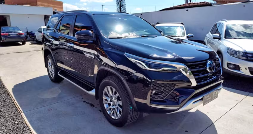 TOYOTA HILUX SW4 2.8 D-4D TURBO DIESEL SRX 7L 4X4 AUTOMÁTICO