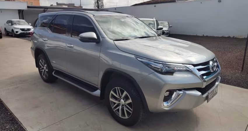 TOYOTA HILUX SW4 2.8 SRX 4X4 7 LUGARES 16V TURBO INTERCOOLER DIESEL 4P AUTOMÁTICO