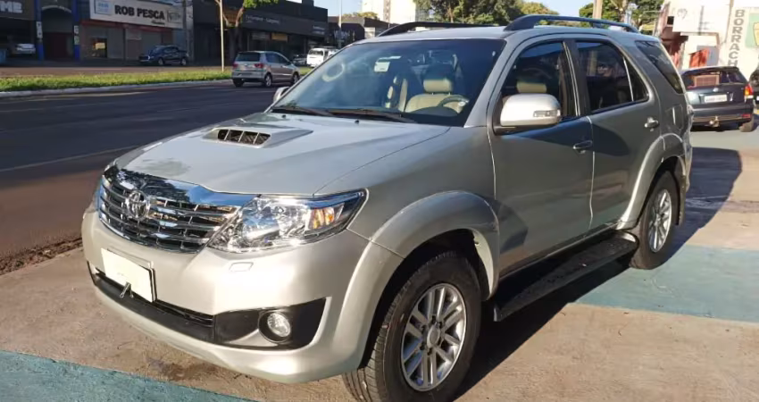Toyota Hilux SW4 3.0  Aut  5 lugares 
