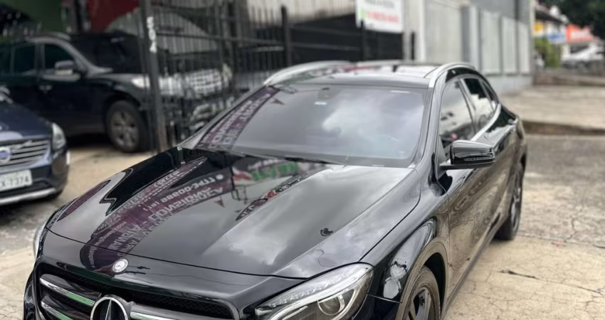 MERCEDES BENZ GLA 200  (NOVAVISSIMA)
