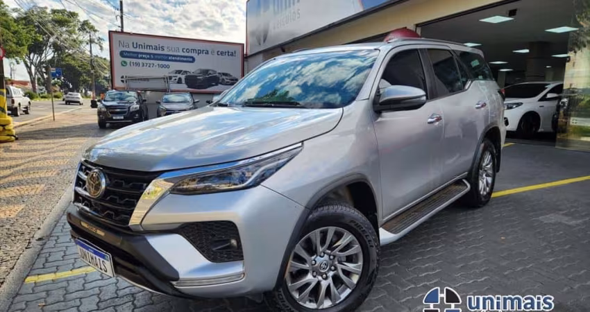 TOYOTA HILUX SW4 2.8 D-4D TURBO DIESEL SRX 7L 4X4 AUTOMÁTICO