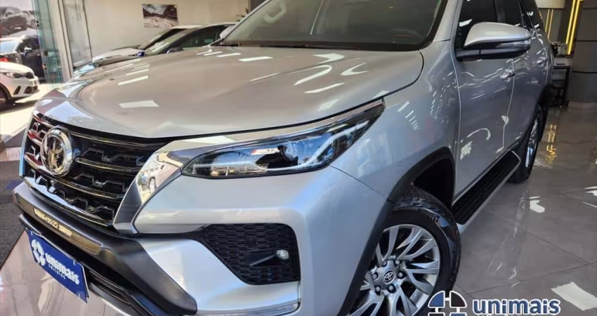 TOYOTA HILUX SW4 2.8 D-4D TURBO DIESEL SRX 7L 4X4 AUTOMÁTICO