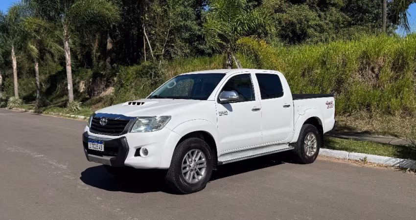 HILUX SRV 4x4 Diesel 2012 – FORÇA, CONFORTO E CONFIABILIDADE!
