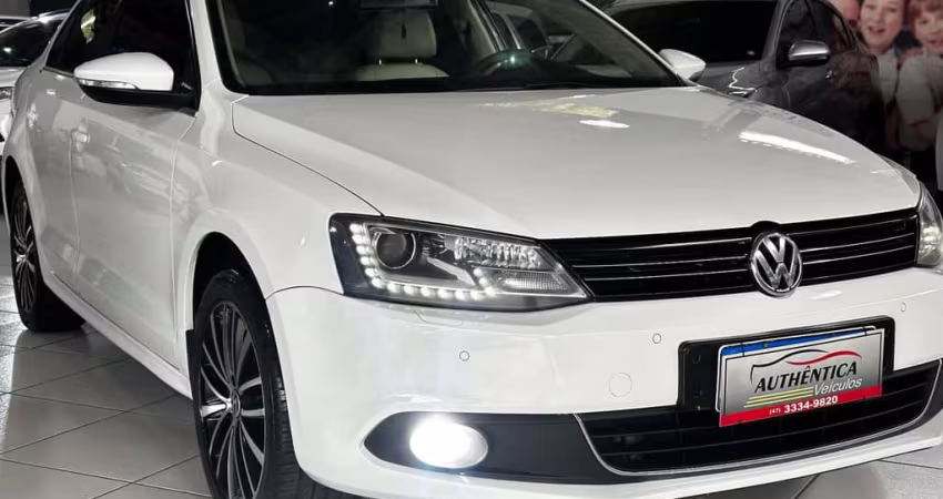 Volkswagen Jetta Highline 2.0 TSI 16V 4p Tiptronic  - Branca - 2014/2014