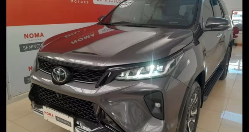 Toyota HILUX SW4 2.8 D-4D TURBO DIESEL DIAMOND 7L 4X4 AUTOMÁTICO