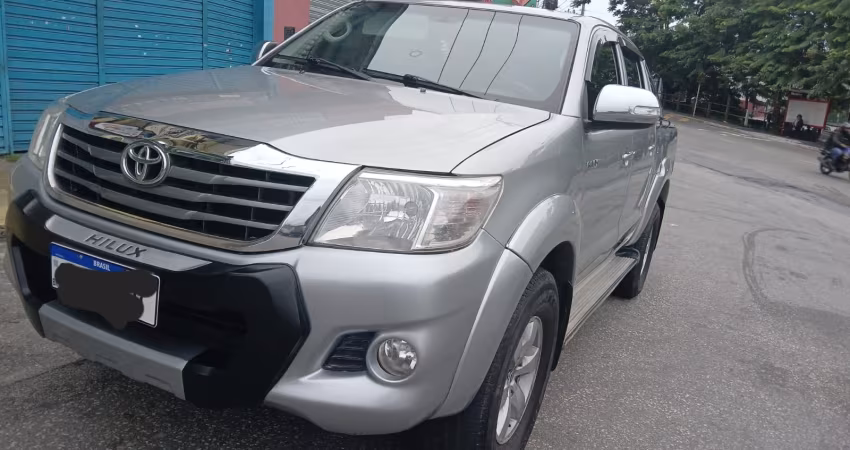 Vendo este carro Hailux 2015 4x4 2.7 automático completo. 