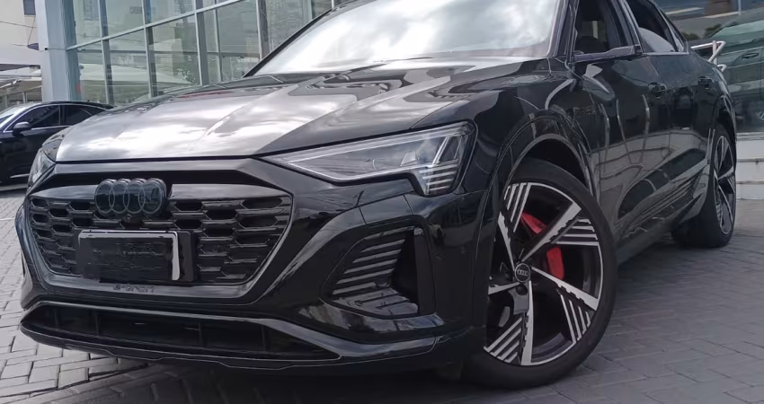 Q8- Etron Sportback performance Bladk Launch Edition ( impecável)
