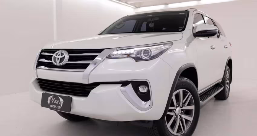 Toyota Hilux SW4  2.8 SRX 4X4 AUT.  - Branca - 2018/2019