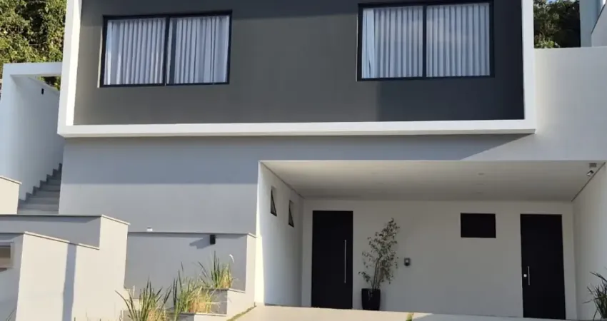 Casa assobrada para aluguel no condomínio ecopark lagos aruã, com 3 suítes, conceito aberto, quintal amplo, área lazer com churrasqueira.