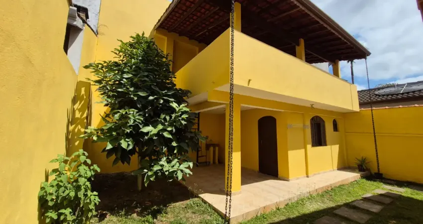 Casa para alugar no condomínio aruã, com dois dormitórios, sendo uma suíte, área de lazer com churrasqueira e locacalização privilegiada